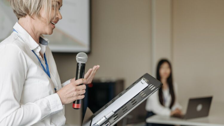 Kepengin Jago Public Speaking tanpa Kursus Mahal? Kamu Wajib Coba Cara Ini!