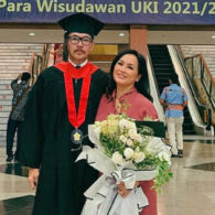 Ferry Salim Wisuda Sarjana Hukum, Dapat Gelar Baru di Usia 56 Tahun