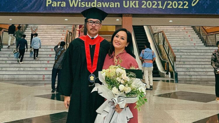 Ferry Salim Wisuda Sarjana Hukum, Dapat Gelar Baru di Usia 56 Tahun