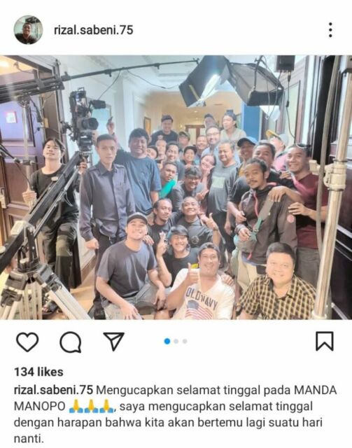 Amanda Manopo foto bersama kru Ikatan Cinta