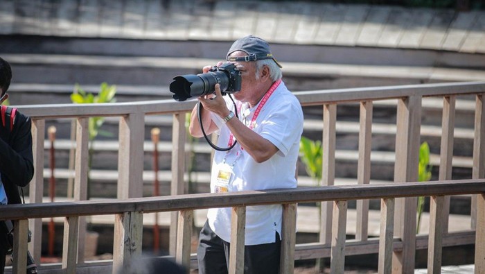 Basuki saat menjadi fotografer dadakan di G20