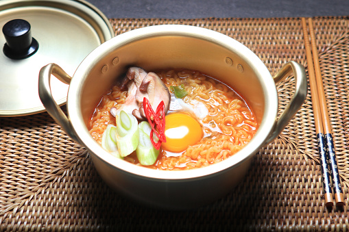 ide kado pernikahan - panci ramen korea