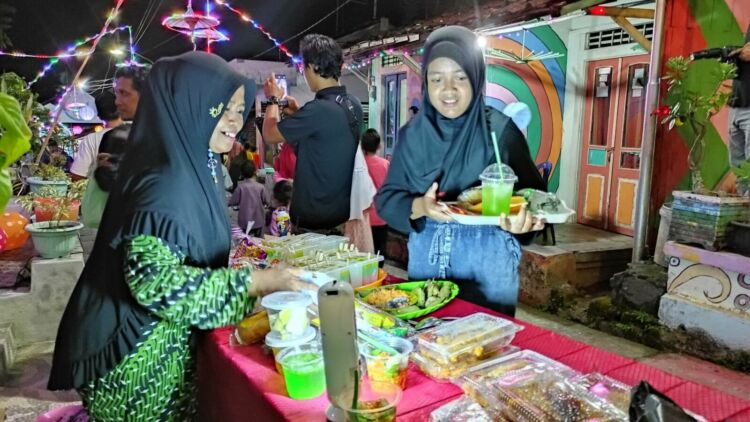 Saling Berbagi dan Bertukar Makanan di Tradisi Weh-Wehan