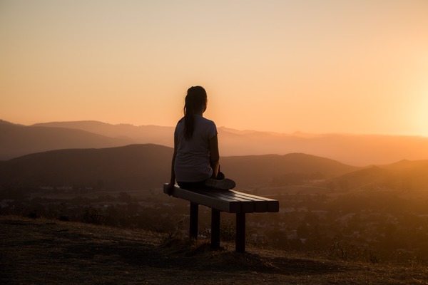 Bangun pagi foto oleh Sage Friedman