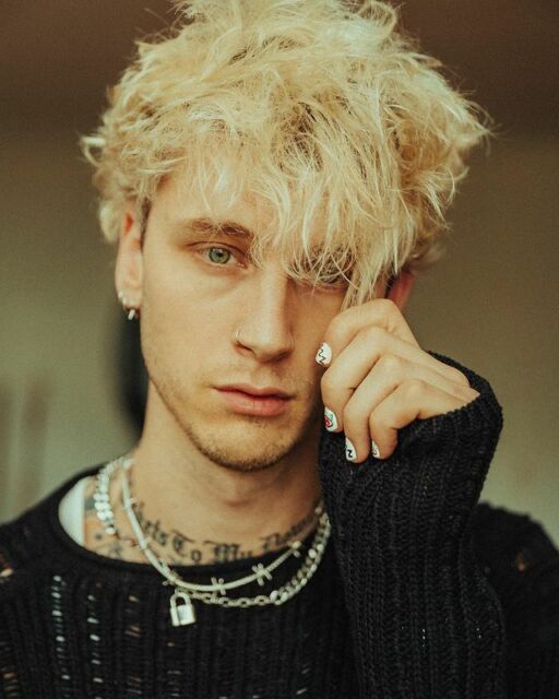 Machine Gun Kelly dirumorkan selingkuh dengan gitarisnya