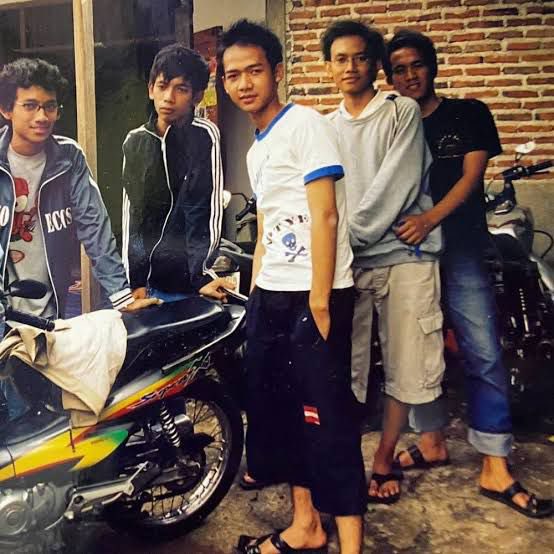 Momen d'MASIV naik motor Supra X bonceng tiga