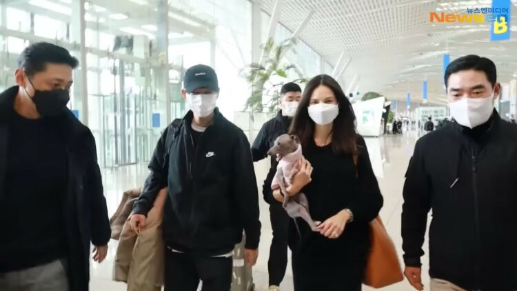 Song Joong-ki & Katy Louise Saunders Perdana Sapa Awak Media, Kompak di Bandara Menuju Hungaria