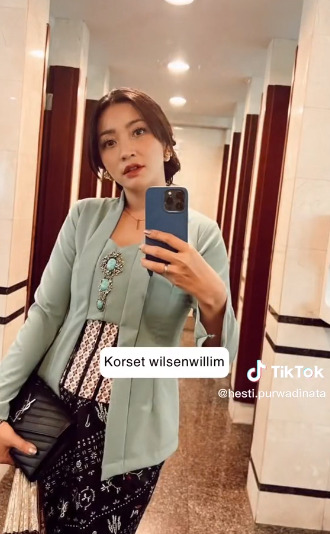 Hesti Purwadinata pakai kebaya 100 ribuan