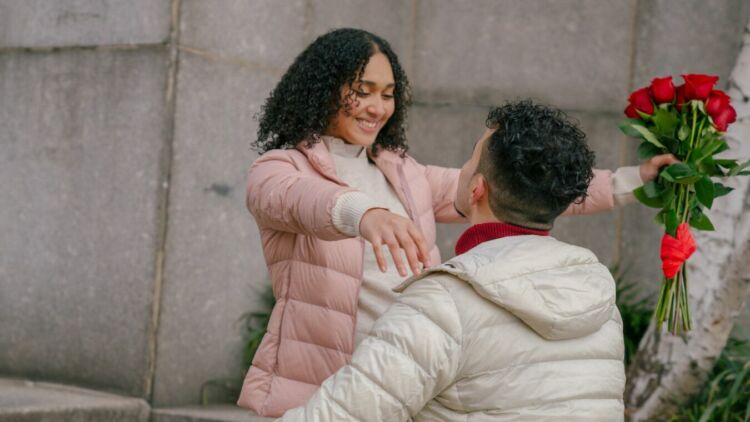 5 Alasan Kenapa Pacaran sama Berondong Bikin Perempuan Lebih Bahagia