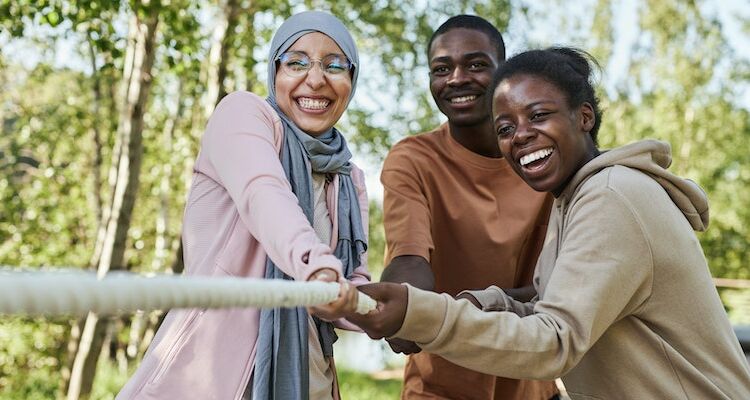 Hubungan dengan Sahabat Berubah Setelah Lulus? Ini Hal yang Bisa Kamu Lakukan untuk Mempererat Persahabatan