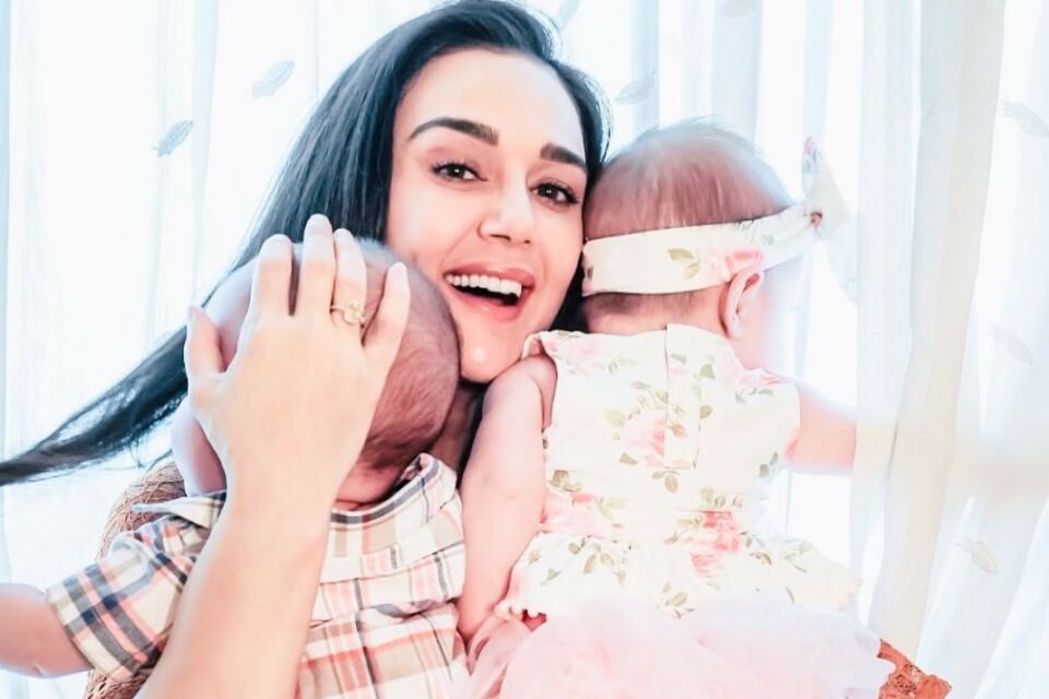 Preity Zinta punya anak kembar