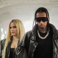 Tampak Mesra dengan Tyga, Simak Kisah Cinta Avril Lavigne Sebelumnya