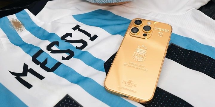 Lionel Messi Bagi-bagi iPhone Emas 24 Karat ke Skuad Argentina Usai Juara Piala Dunia 2022