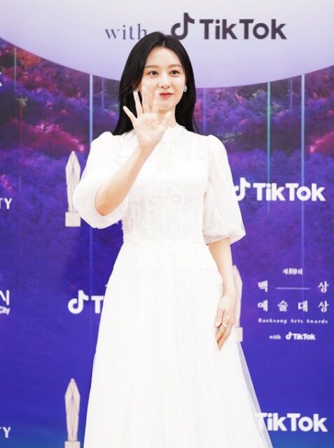 Kim Ji Won di Baeksang Arts Awards 2023