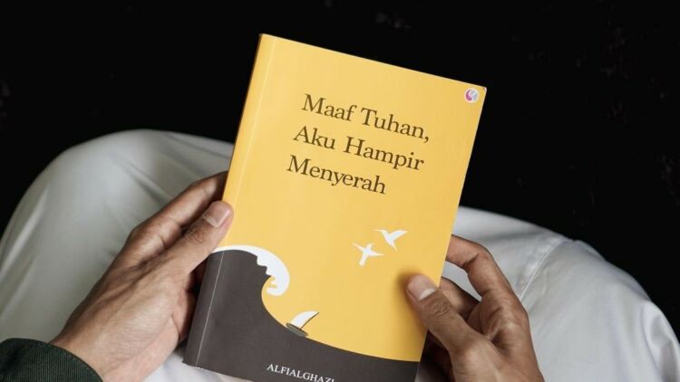 Review Buku "Maaf Tuhan, Aku Hampir Menyerah"