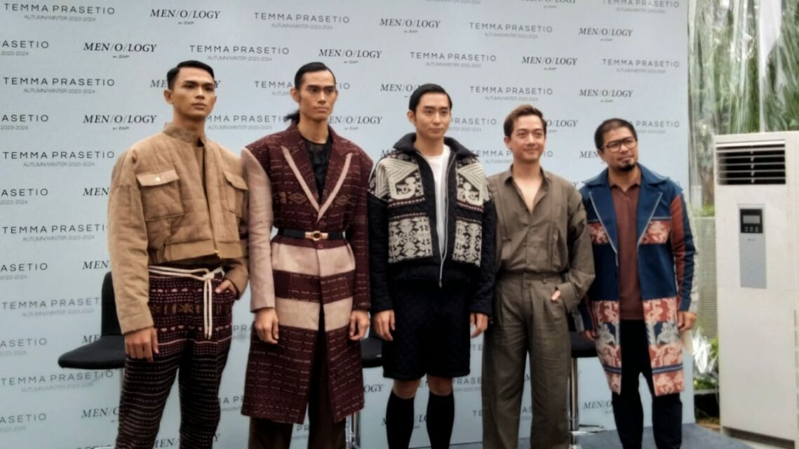 Temma bersama dengan Bambang dan ketiga modelnya yang menggunakan rancangan desain miliknya 