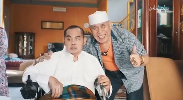 Kondisi Mat Solar terlihat sangat kurus karena sakitnya saat dijenguk Latief Sitepu