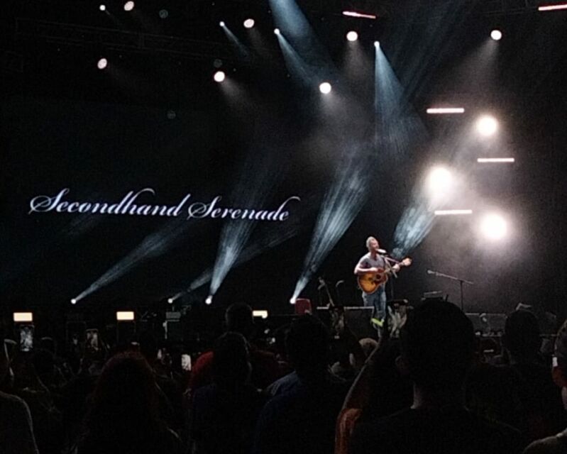 Penampilan Secondhand Serenade di panggung Everblast