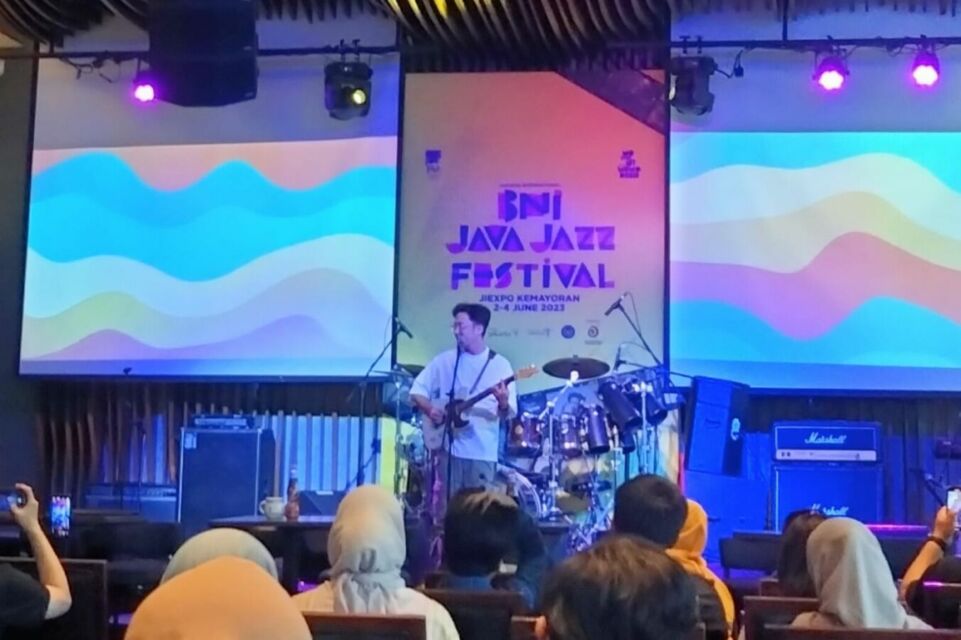 Sezairi turut memeriahkan acara konferensi pers Java Jazz kemarin, Rabu (8/3/2023) | Foto: Hipwee/Ryandita Fadillah