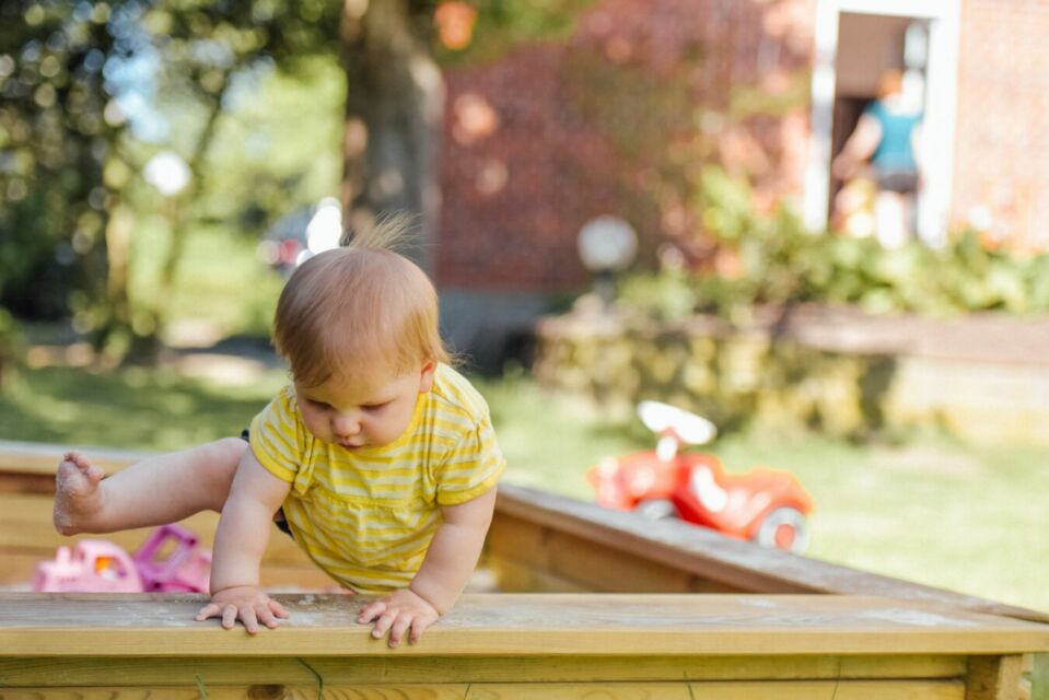 Tips memilih babysitter yang aman untuk anak