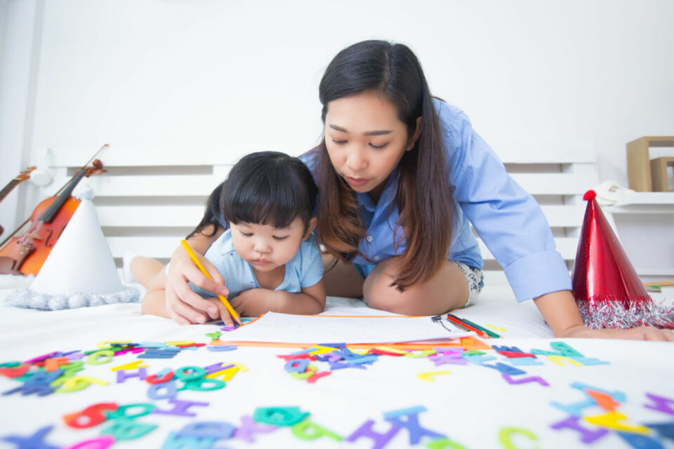 Tips memilih babysitter yang aman untuk anak