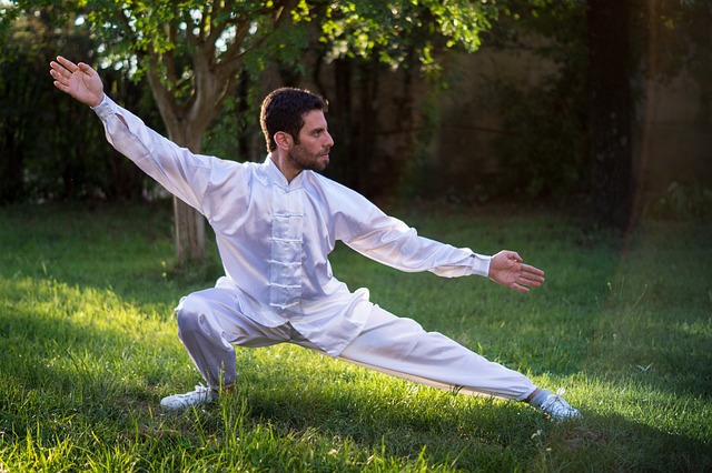 Tai chi bareng tetangga komplek asik juga, gaes! | Photo by Pixabay