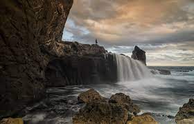 Menikmati Keindahan Pantai dan Air Terjun Sekaligus di Pantai Nambung