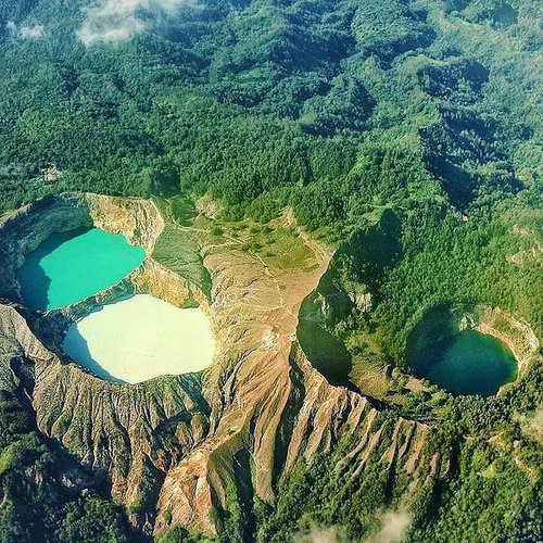 Photo by @danaukelimutu_danautigawarna on Instagram