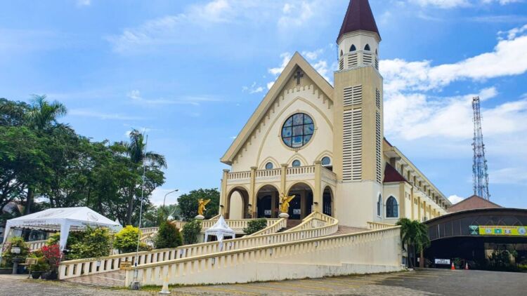 Menengok Pesona Gereja St. Yakobus Surabaya