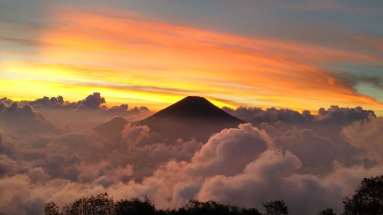 Bumi di Atas Awan