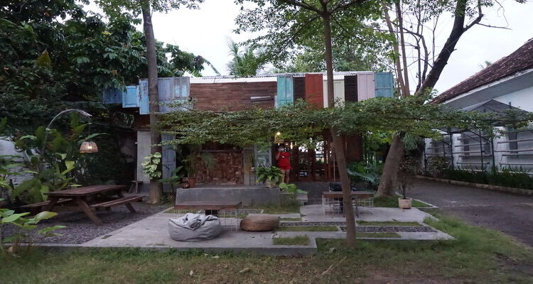 Kafe Pinggir Kota Dengan Konsep Green Architecture