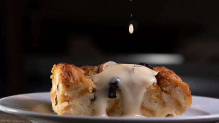 Ada Sisa Roti Tawar? Yuk Buat Cinnamon Bread Pudding