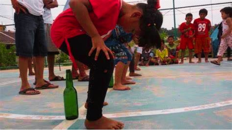 lomba agustusan - memasukkan pensil ke botol