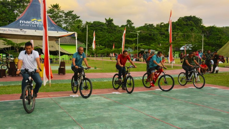 lomba agustusan - sepeda lambat-lambatan