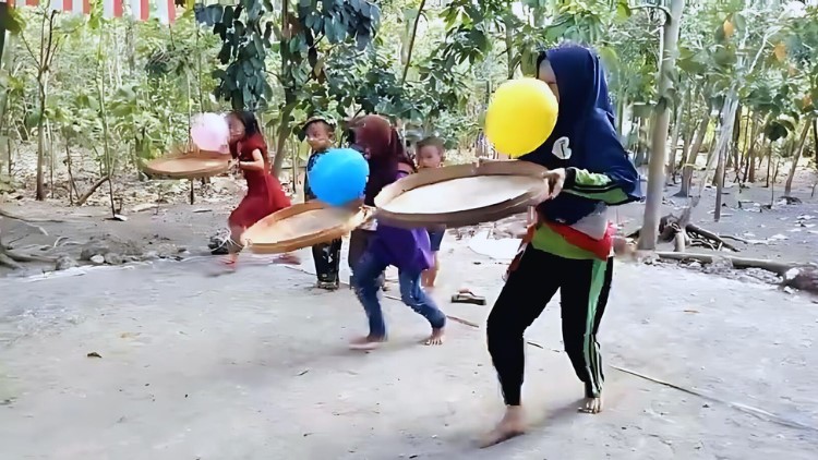 lomba agustusan - lomba membawa balon dengan tampah