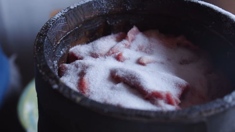 hipwee-cara mengawetkan daging tanpa kulkas - daging dalam kendi dan garam