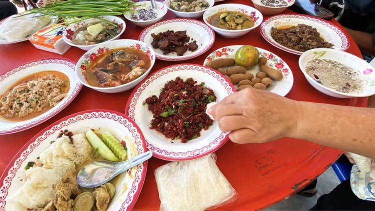 hipwee-makanan ekstrim di Thailand - daging sapi mentah dengan darah