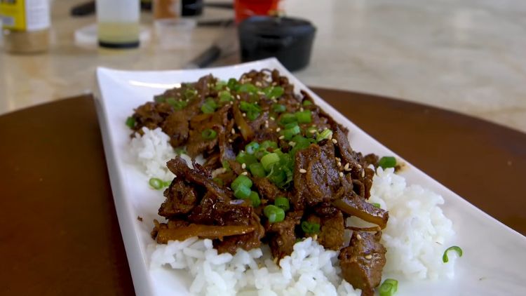 hipwee-makanan khas korea selatan yang halala - bulgogi over rice