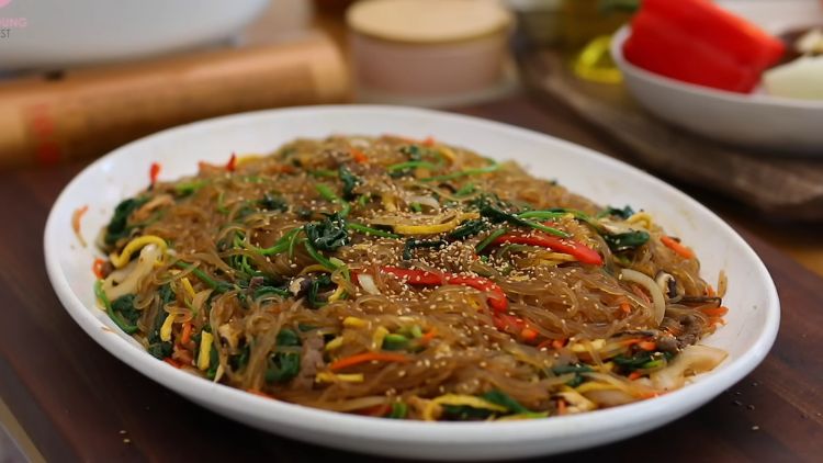 hipwee-makanan khas korea selatan yang halala - japchae bihun