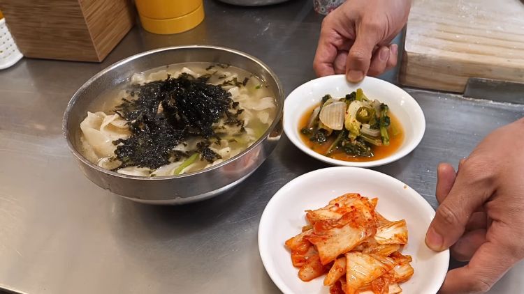 hipwee-makanan khas korea selatan yang halala - kalguksu