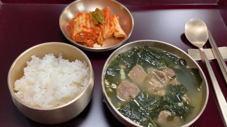 hipwee-makanan khas korea selatan yang halala - miyeokguk