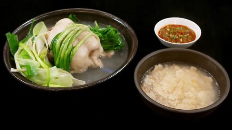 hipwee-makanan khas korea selatan yang halala - samgyetang