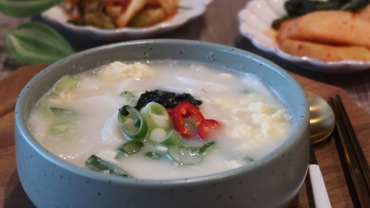 hipwee-makanan khas korea selatan yang halala - tteokguk