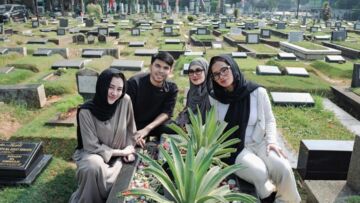 Kunjungi Makam sang Ayah Usai Menikah, Aaliyah Massaid: InshaAllah We’re All in Good Hands