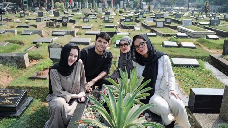 Kunjungi Makam sang Ayah Usai Menikah, Aaliyah Massaid: InshaAllah We’re All in Good Hands