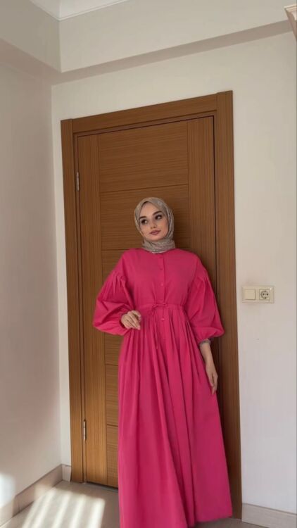 long dress pink dengan hijab bermotif