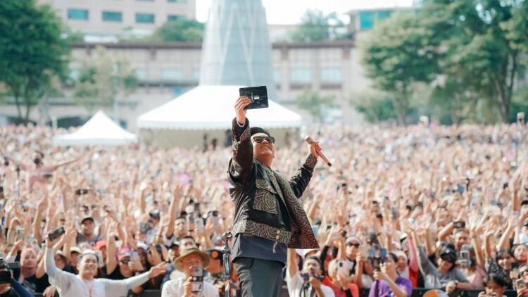 Obati Rindu TKI, Konser Denny Caknan di Taiwan Dipenuhi Lautan Manusia. Bikin Merinding!