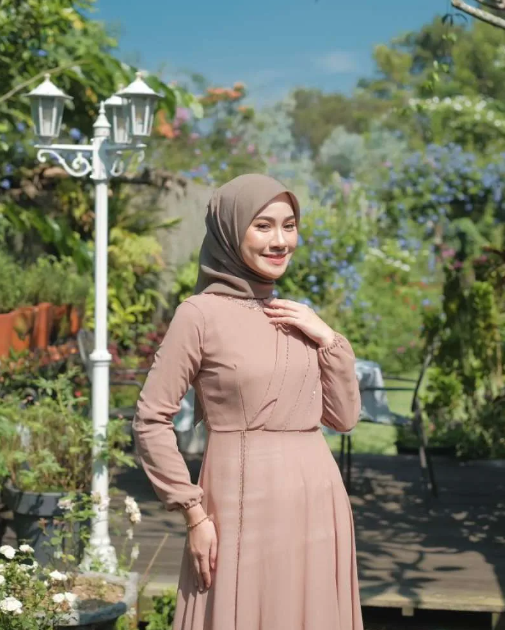 Baju Mocca Cocok dengan Jilbab Warna Apa? 7 Kombinasi Ini Bisa Kamu Tiru!