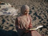 10 OOTD Pantai Hijab yang Stylish, Adem, dan Simple