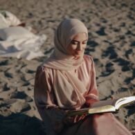 10 OOTD Pantai Hijab yang Stylish, Adem, dan Simple